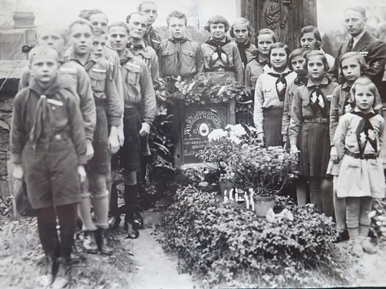 Skautsk str naich skaut u hrobu otce nelnka A.B. Svojska, kter byl pochovn na mstnm starm hbitov.
